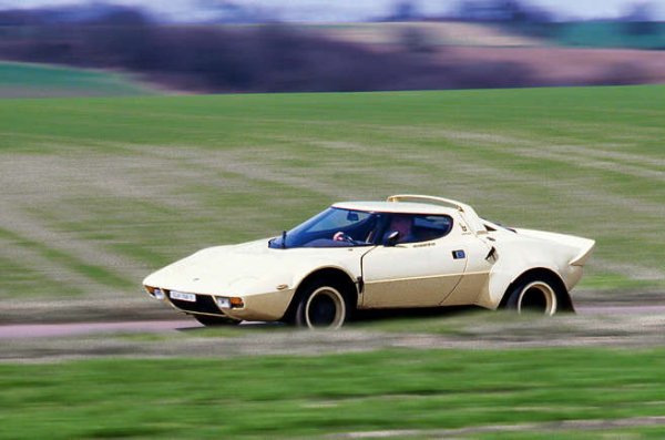 Вероятно ще намразите Stratos първия път, когато го опитате. Другите коли просто не се движат така. Направен върху малко междуосие и проектиран да променя посоката мигновено, този автомобил изисква привикване - но после ще ви завладее. И никога няма да искате да се разделите.